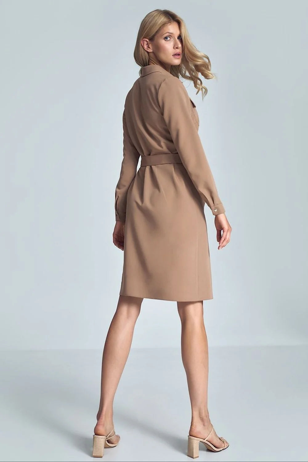 robe chemise midi manches longues beige ceinture nouée poches plaquées col classique coupe cintrée tissu structuré fluide polyester viscose