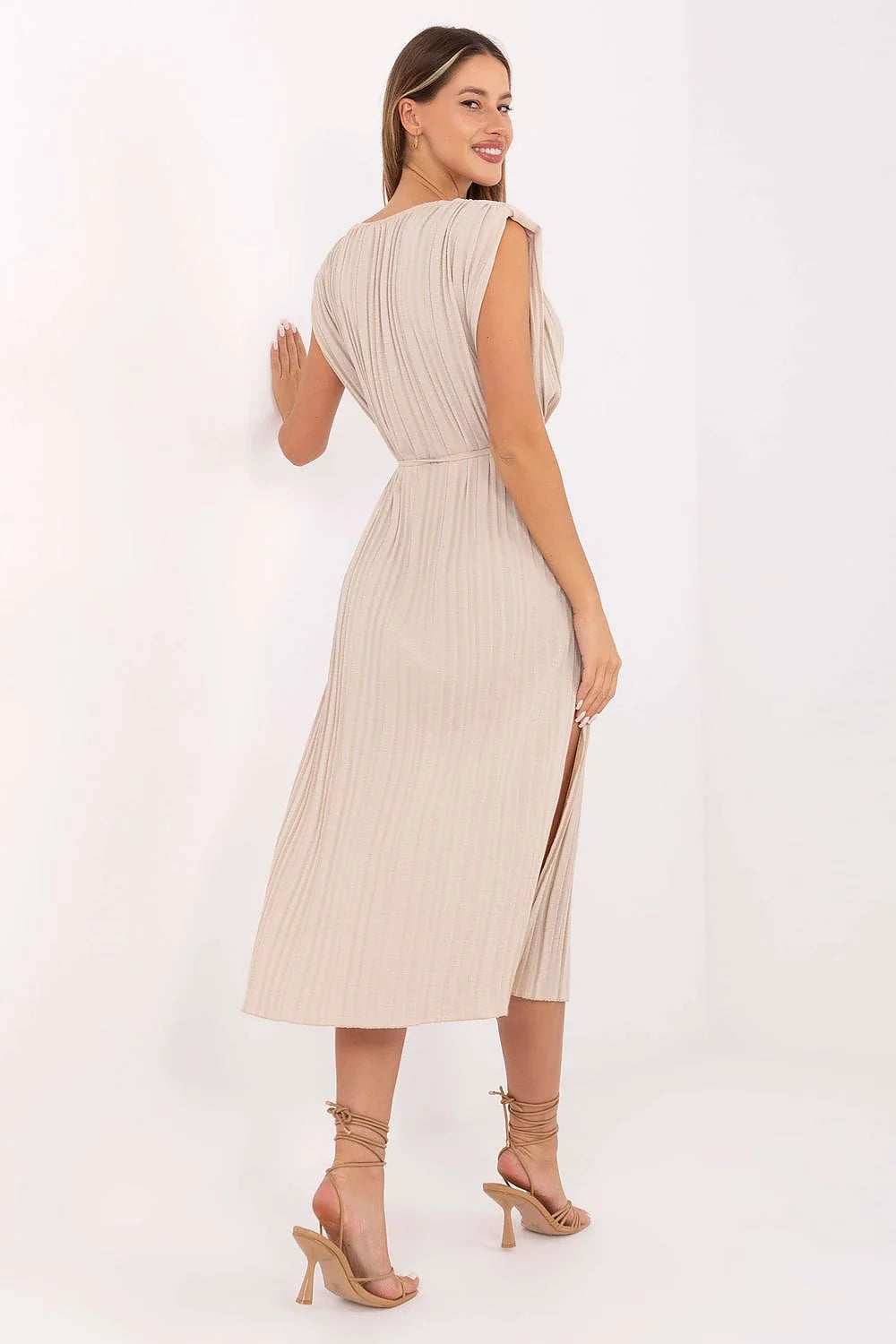 Robe d'été élégante sans manches plissée beigeperlée ceinture bijoux femmes occasion formelle ou décontractée