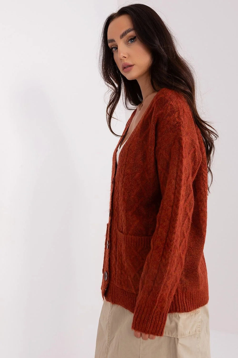 cardigan oversize boutonné maille duveteuse rouille brique encolure profond coupe décontractée torsadée manches longues poignets côtelés poches plaquées gros boutons