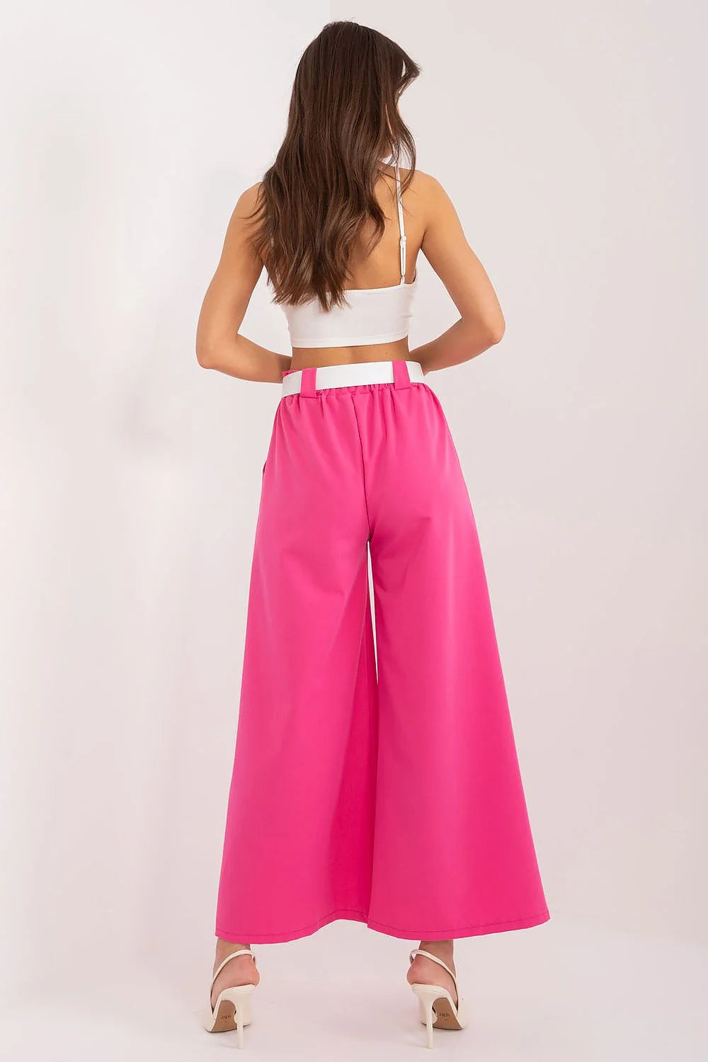 Pantalon femme palazzo taille haute jambes larges couleur rose vif haut court cropped blanc pur ceinture blanche boucle dorée Italie Moda