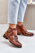 Bottes en cuir marron.Step in style. Design reptile.texturé. Talon bas carré. Fermeture éclair et boucles métalliques. Confort et style. Mode femme. Occasions décontractées