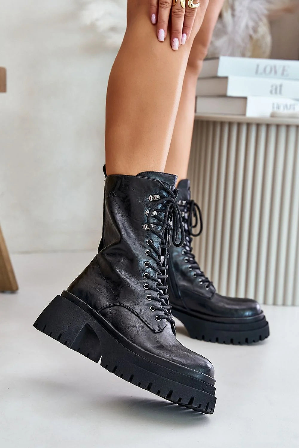 Bottines militaires pour femmes en cuir noir haute qualité, style audacieux, semelle crantée, lacets métalliques, confortable, robuste, mode urbaine, talon épais, design moderne, cuir brillant, idée cadeau, tendance hiver