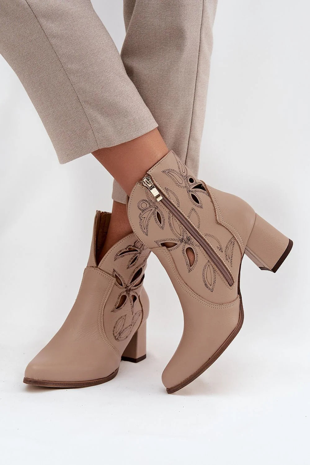 bottines femme cuir naturel beige ajourées floral broderie bout pointu talon bloc moyen tige mi mollet fermeture éclair latérale dorée