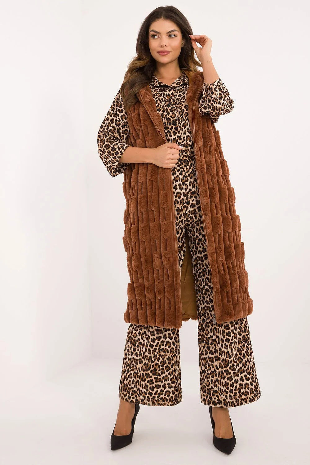 ensemble femme deux pièces gilet sans manches long mi mollet capuche matelassé fausse fourrure cognac imprimé léopard pantalon évasé