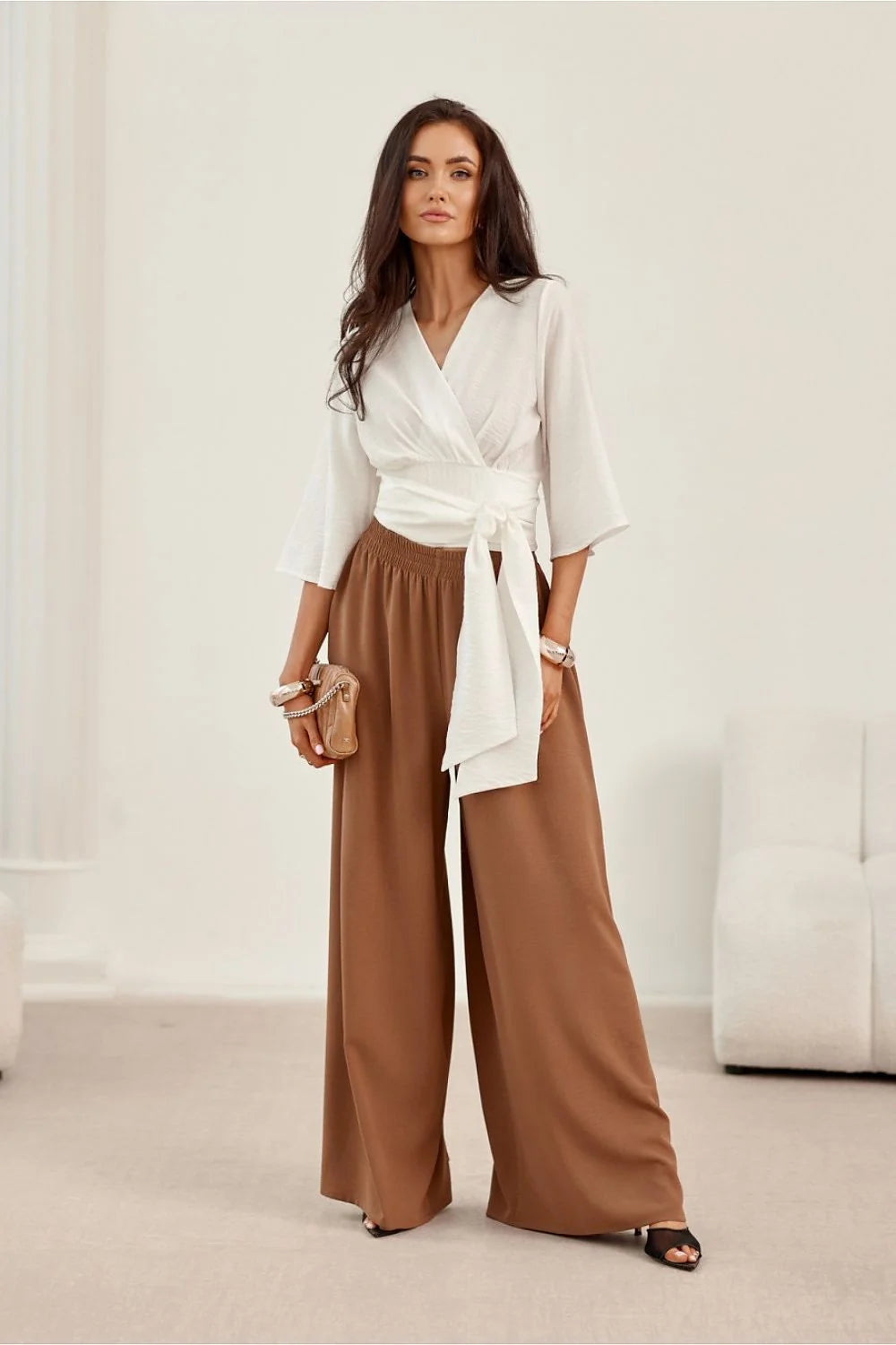 Ensemble femme cache-coeur blanc et pantalon palazzo marron clair style élégant décontracté coupe ample matières légères