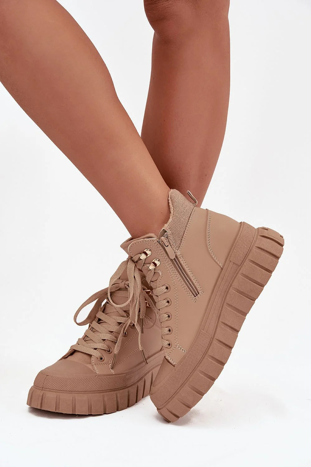 bottines femme similicuir beige montantes chunky plateforme crantée semelle antidérapante col rembourré lacées œillets métalliques dorés fermeture éclair doublure douce