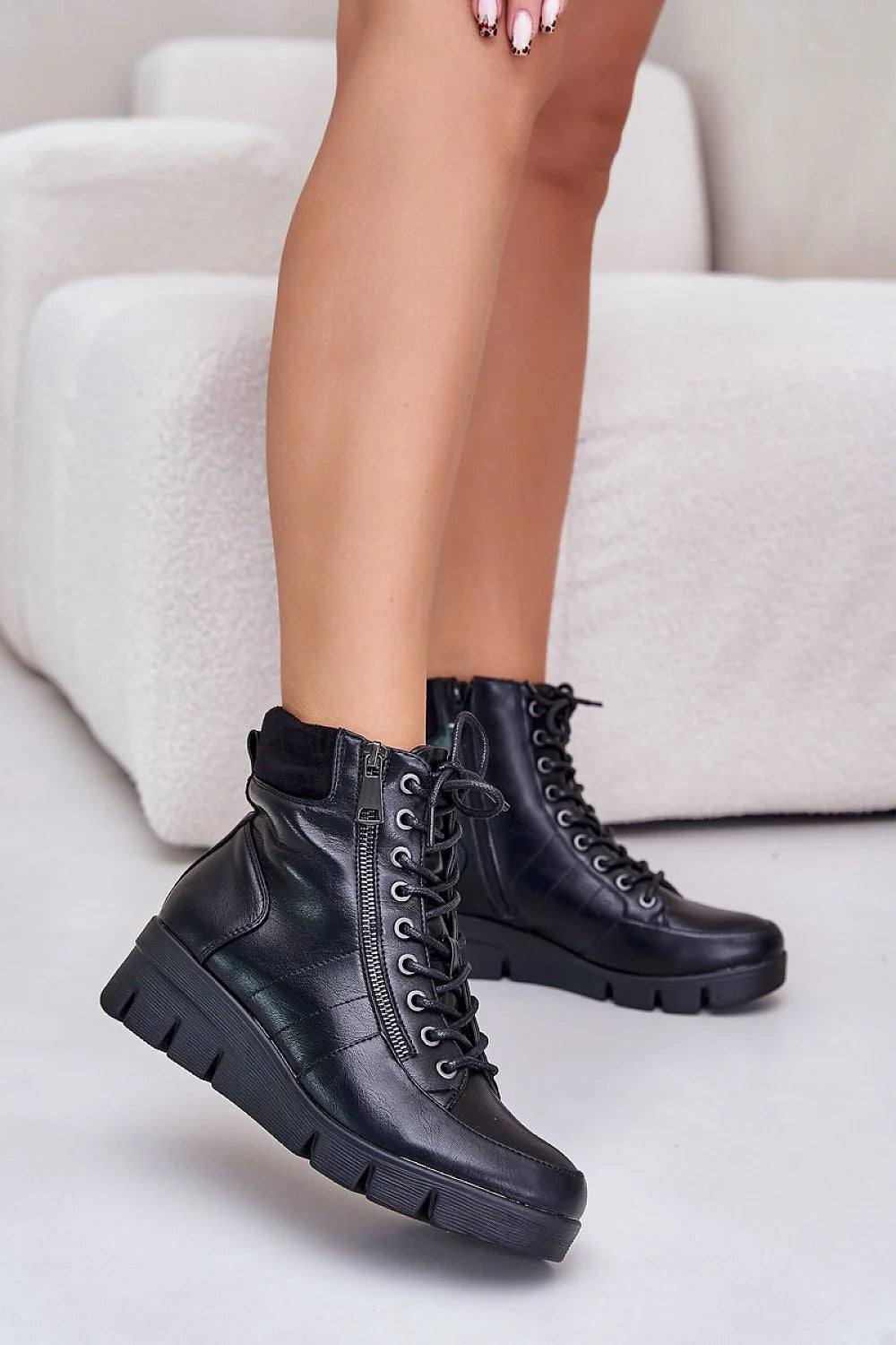 Bottines pour femmes style urbain chic double fermeture cuir noir artificiel isolé confortable talon compensé plateforme semelle crantée
