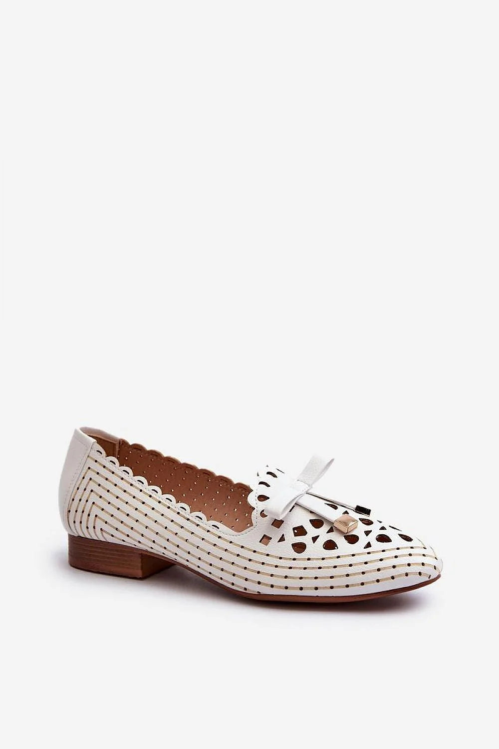 Mocassins femme élégance moderne blanc cassé cuir artificiel perforations géométriques cœur nœud doré embouts métalliques talon bas semelle antidérapante chic