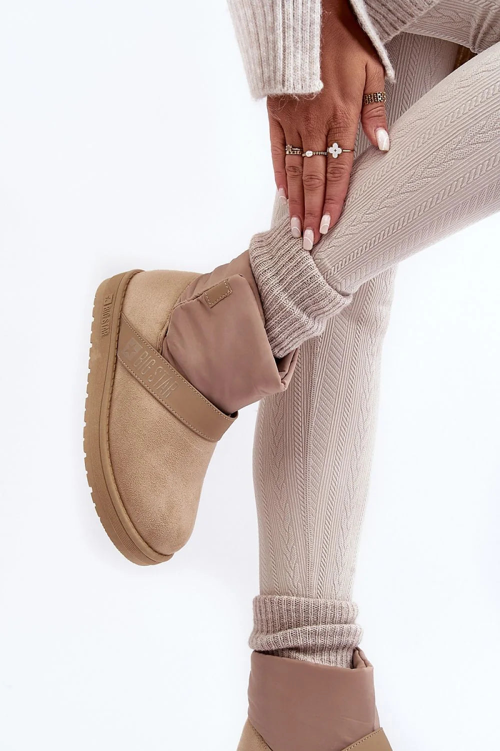 Bottes de neige pour femmes élégantes en daim et fourrure, style moderne, confort optimal, idéales pour les journées froides en ville