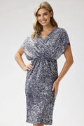 Robe de soirée élégante à paillettes argentées coupe ajustée manches courtes sans fermeture visible femme