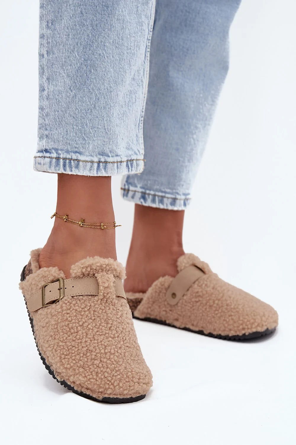 mules femme sabots fourrées sherpa beige teddy bout fermé dos ouvert bride réglable boucle métal rembourrée semelle crantée caoutchouc