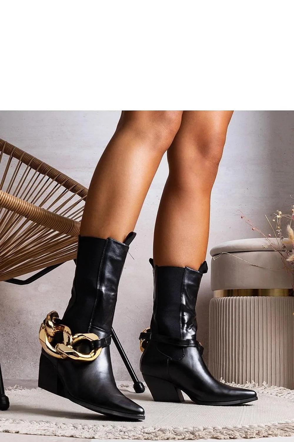 Bottines femme modernes audacieuses design pointu couleur noire cuir lisse talon modéré chaîne dorée cheville haute qualité