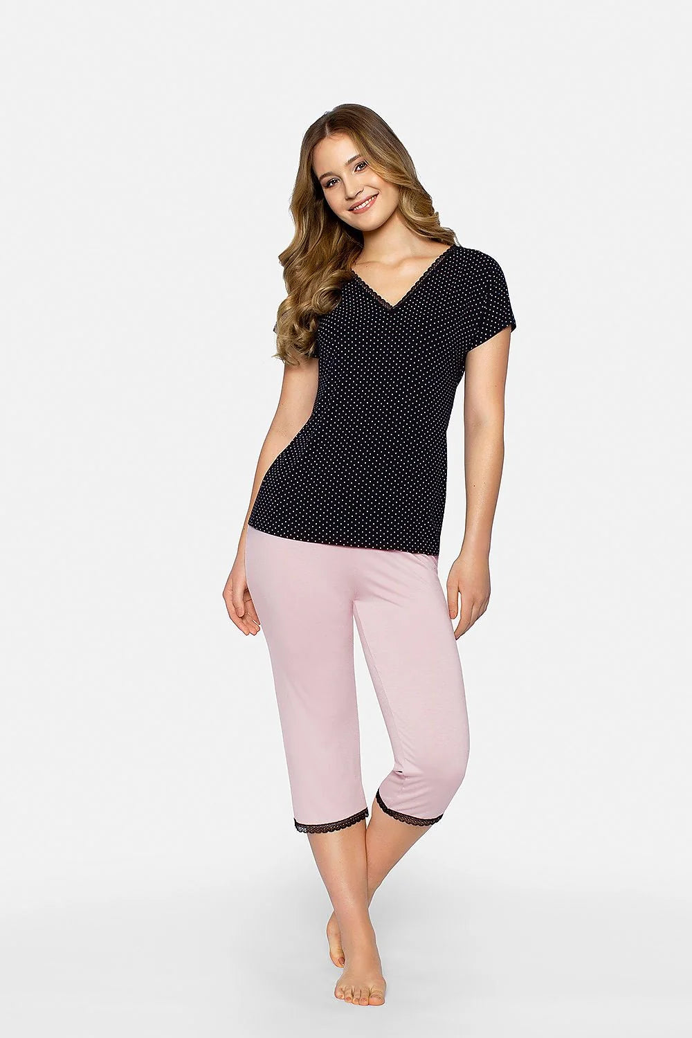 pyjama Babella femme confortable élégante pastel beige pois noirs viscose élasthanne chemisier col V manches courtes capri noir ajusté dentelle