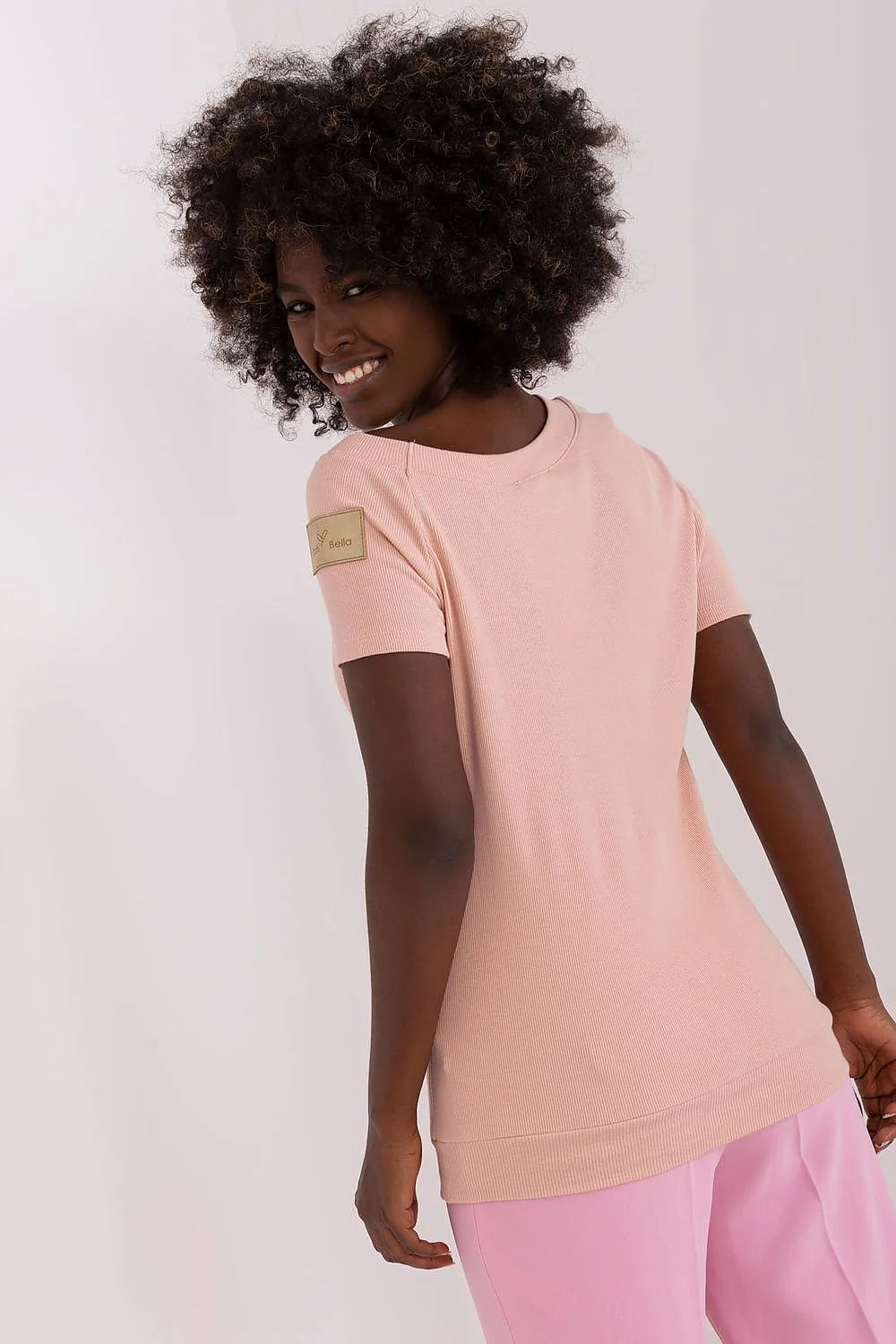 Chemisier Och Bella en coton élasthanne manches courtes encolure asymétrique poche poitrine couleur rose pâle pour femme