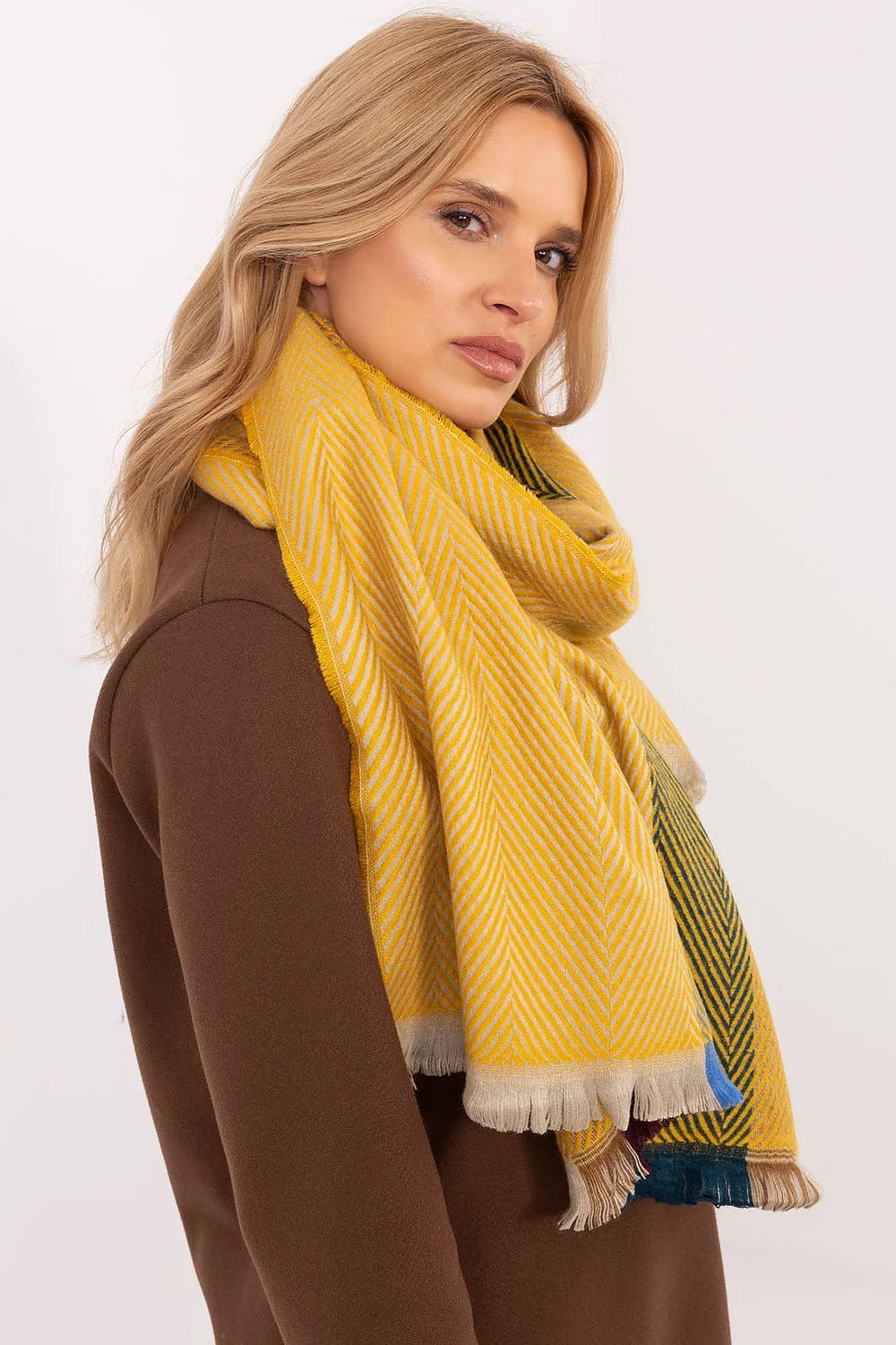 Écharpe féminine élégante en viscose motif chevrons couleurs jaune moutarde marron bleu foncé bordure multicolore femmes automne hiver