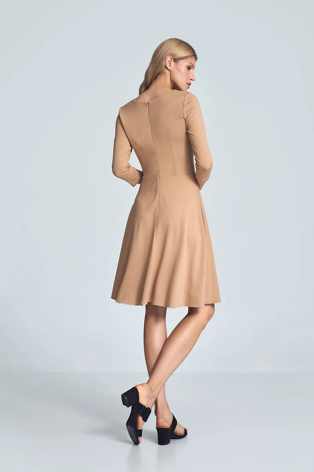 Robe de cocktail beige élégante col V manches 3/4 ajustée jupe évasée femme moderne