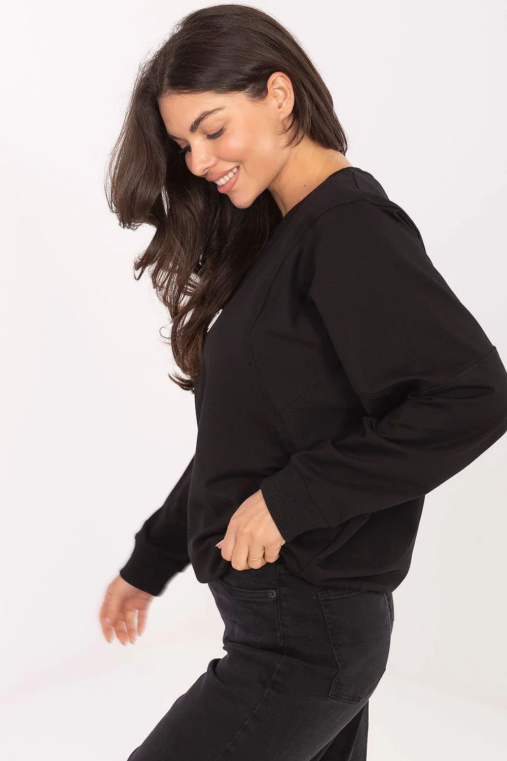 sweatshirt femme oversize noir col rond manches longues coton mélangé molleton doux élasthanne bords côtes patch logo blanc minimaliste