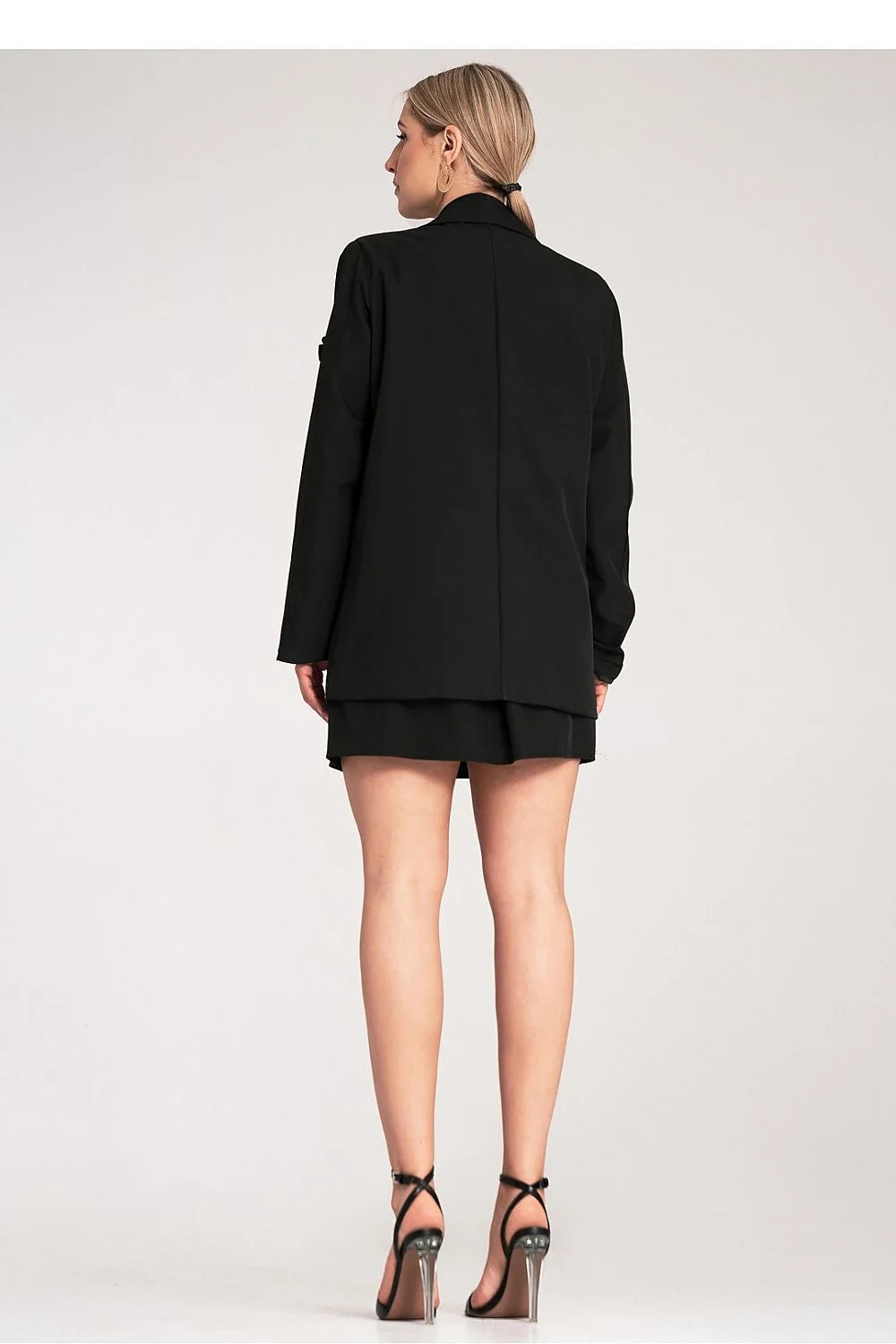 blazer femme noir élégant classique semi ajusté épaules structurées col tailleur fermeture bouton métallique poche passepoilée fleur tissu