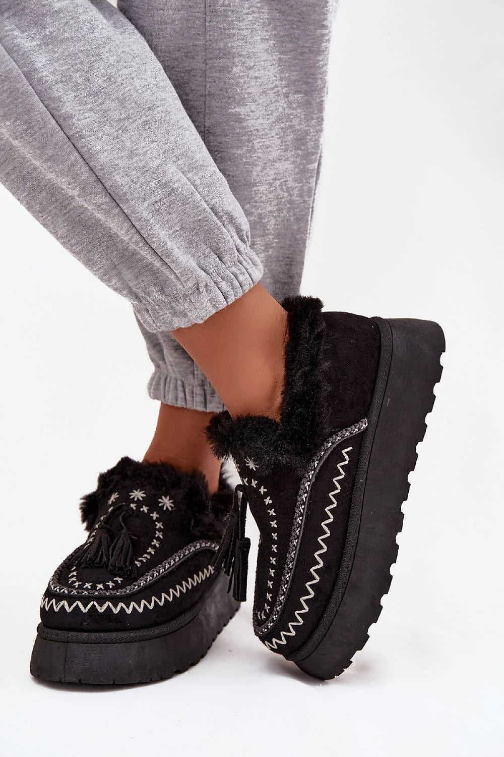 bottes neige femme suédine écologique plateforme épaisse fourrure franges coutures décoratives pompons antidérapante semelle crantée cheville rembourrée chaude confortable stylée