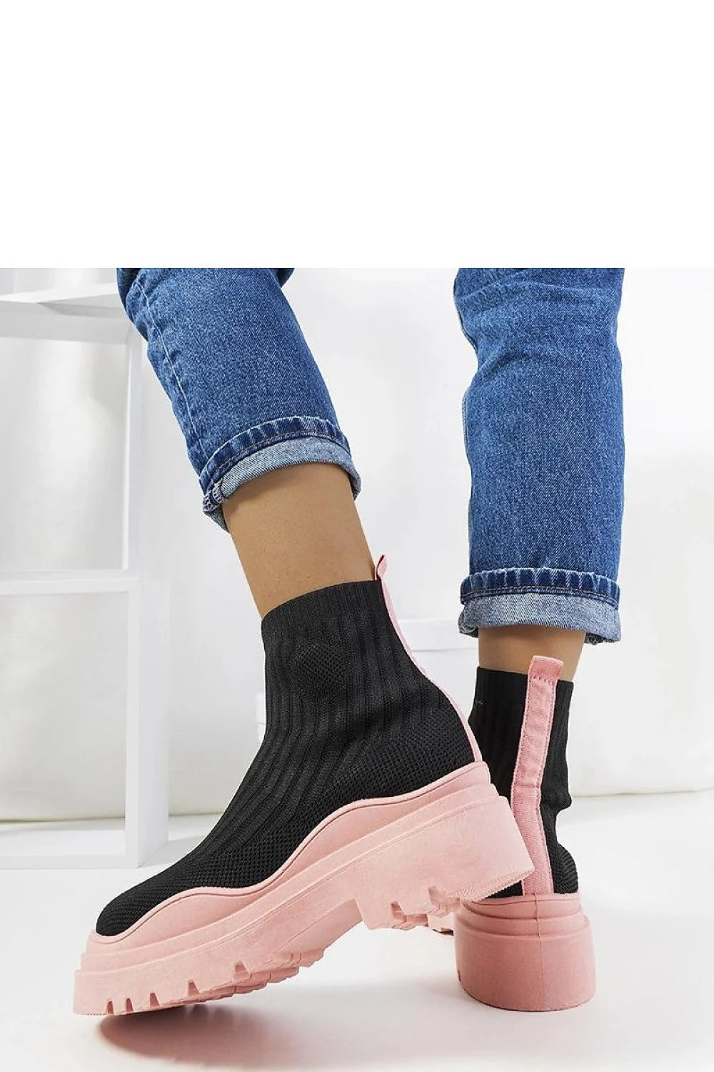 Chaussures femmes design moderne audacieux sock sneaker tissu tricot noir semelle rose pâle montante confort urbain