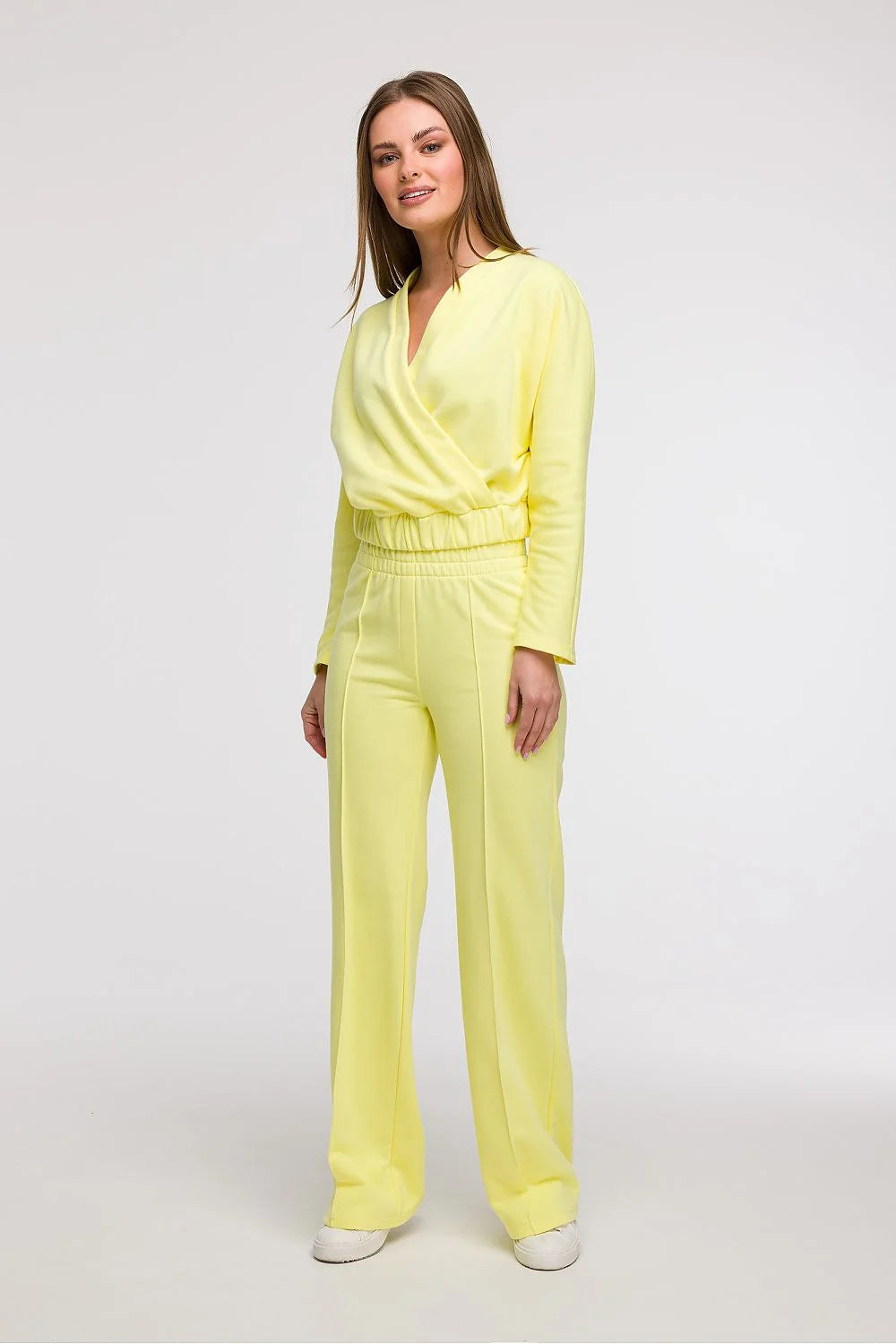 Tenue mode femme cache-cœur V profond manches longues taille élastiquée pantalon haute slim fit couleur jaune pastel matériaux doux stretchables