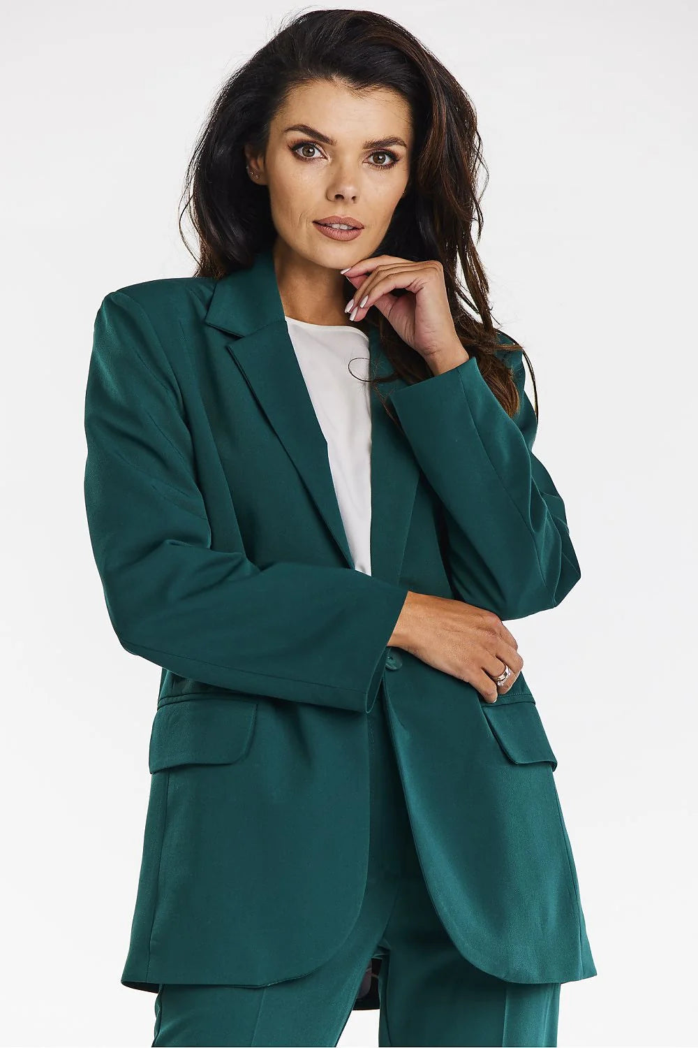 Blazer femme Oversize Vert émeraude Coupe droite Revers crans Manches longues Épaules structurées Polyester Mode moderne Veste classe Confort Finitions élégantes Vêtement élégance Porté ouvert