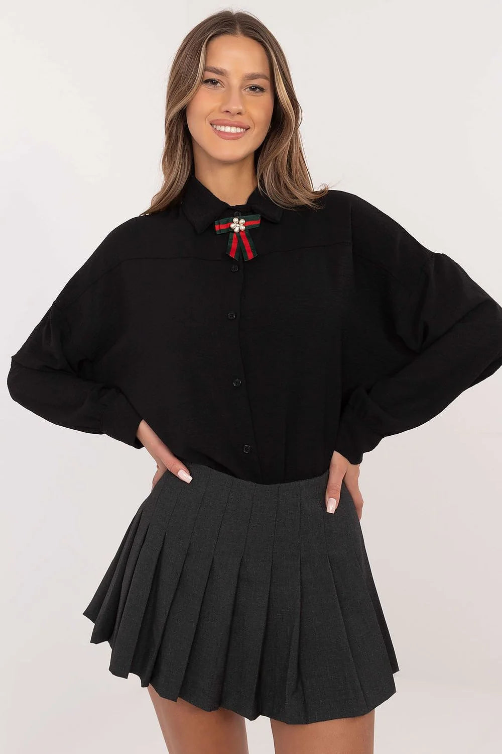 Chemisier noir oversize manches longues nœud multicolore avec jupe plissée grise matière confortable pour femmes