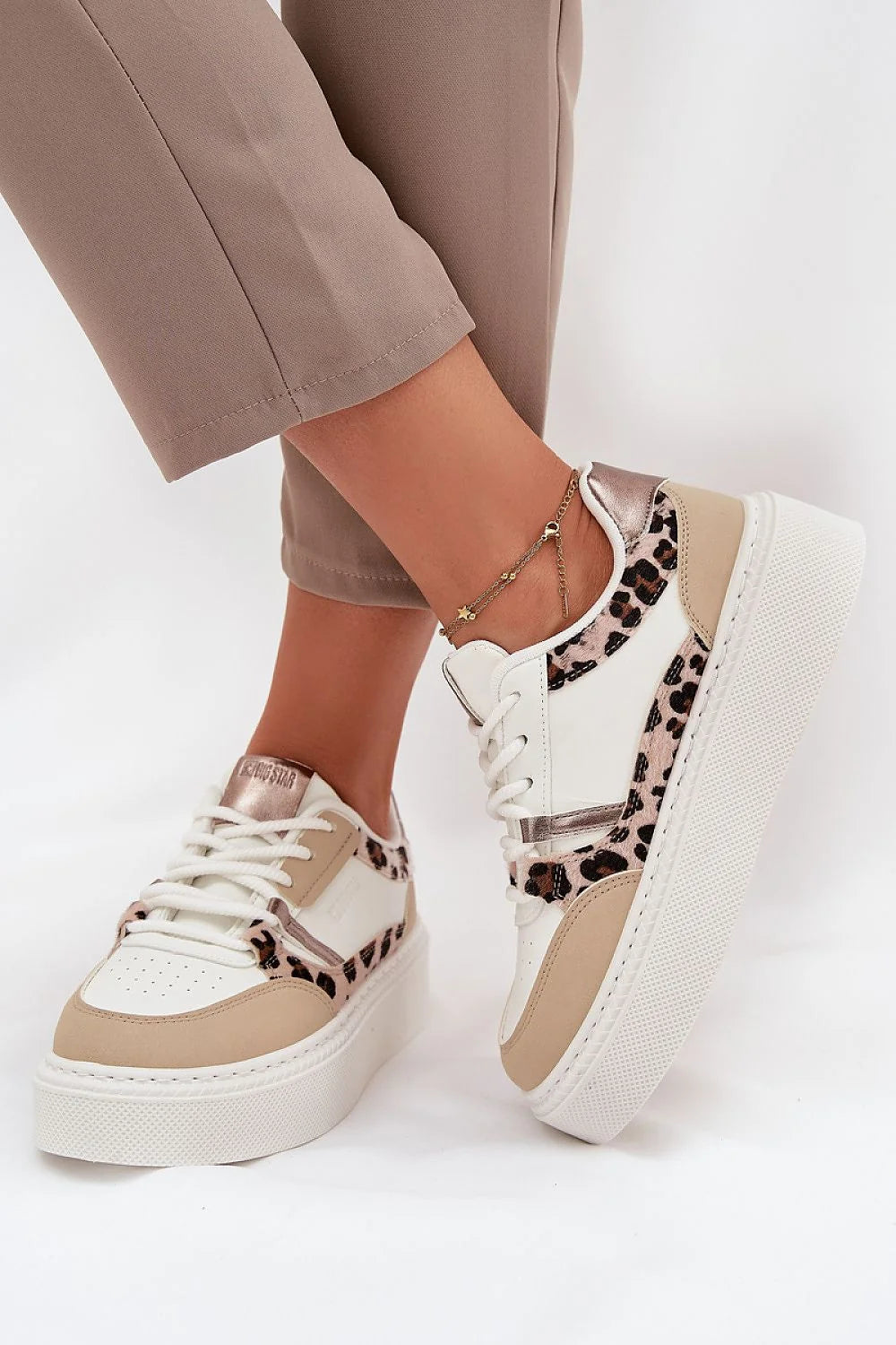 Sneakers femme BigStar cuir synthétique plateforme 4cm semelle intérieure souple lacets classiques blanches empiècements suédine imprimé léopard perforations métallisés rosés