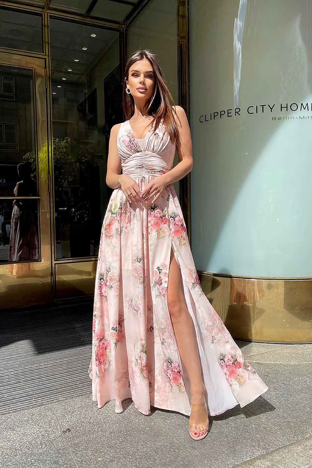 Robe longue élégante pour femme en tissu aéré imprimé floral teinté rose pastel décolleté en V profond bretelles fines taille cintrée jupe évasée fente haute manches courtes