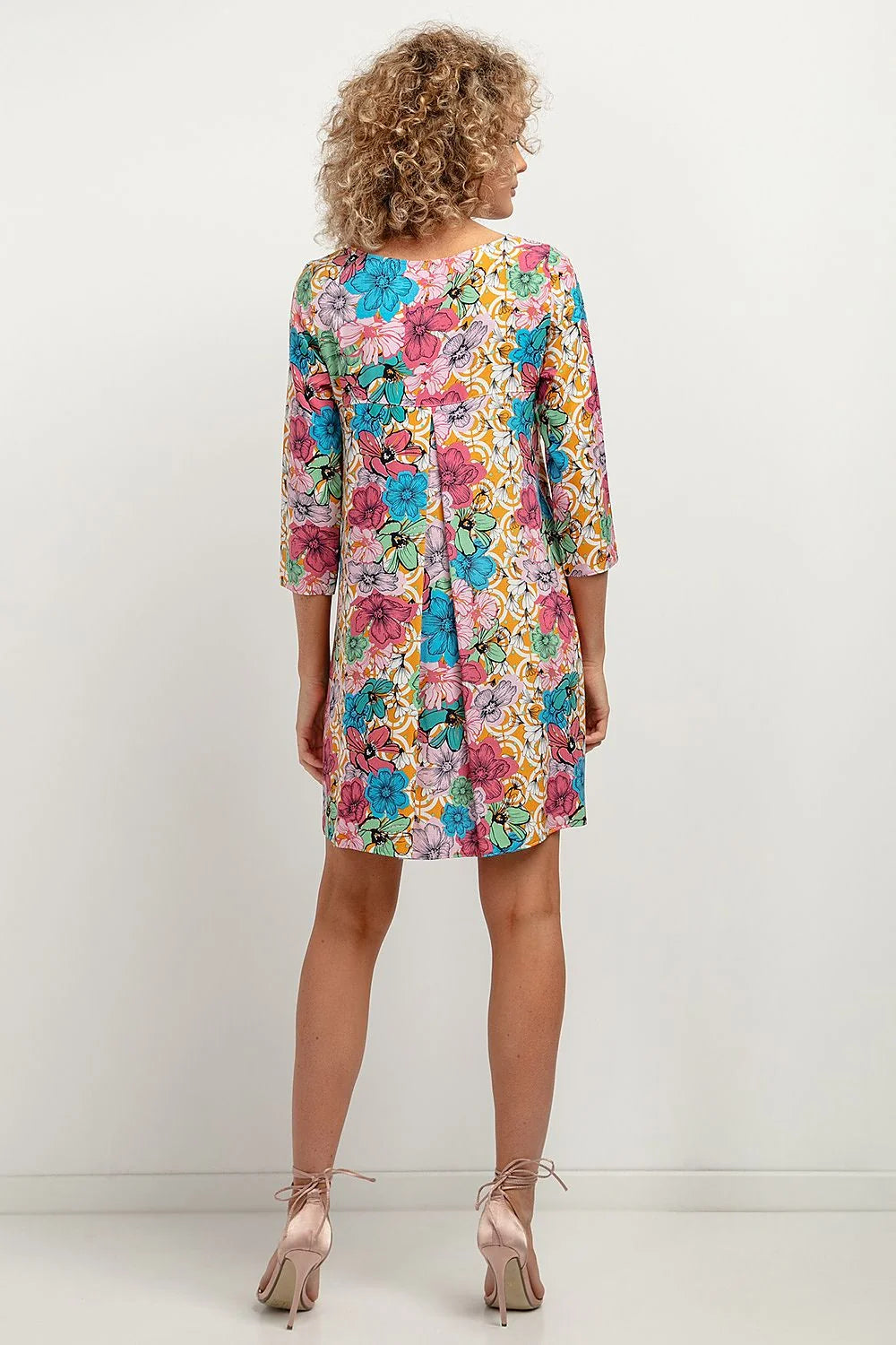 robe femme courte imprimé floral multicolore fond moutarde manches trois quarts col bateau coupe droite trapèze viscose fluide motif turquoise