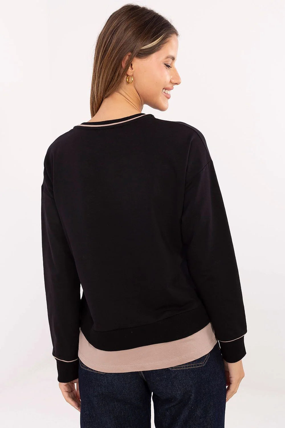 sweatshirt femme casual noir liseré beige col rond manches longues coupe relaxed maille douce ourlet visible fentes latérales ourlets côtelés