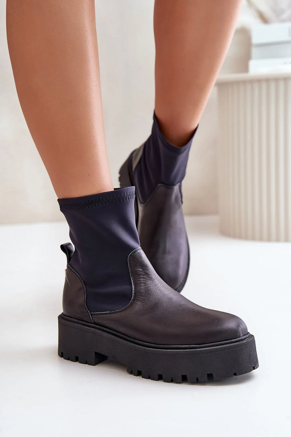 Bottes pour femmes design moderne épuré cuir et néoprène noir talon plat plateforme confortable style contemporain polyvalent