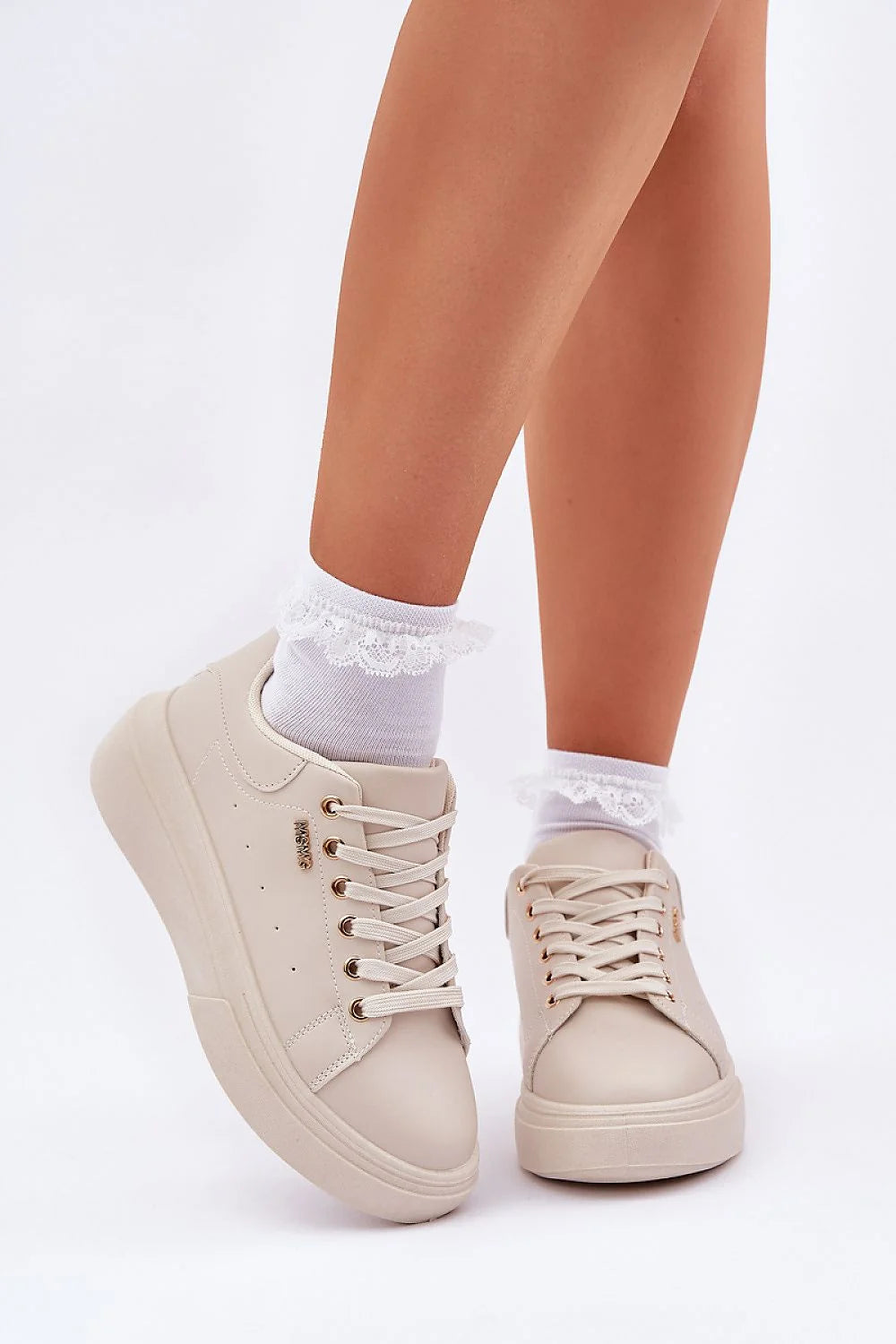 Chaussures de sport pour femmes design moderne épuré couleur beige cuir synthétique semelle épaisse confort lacets dorés perforations décoratives
