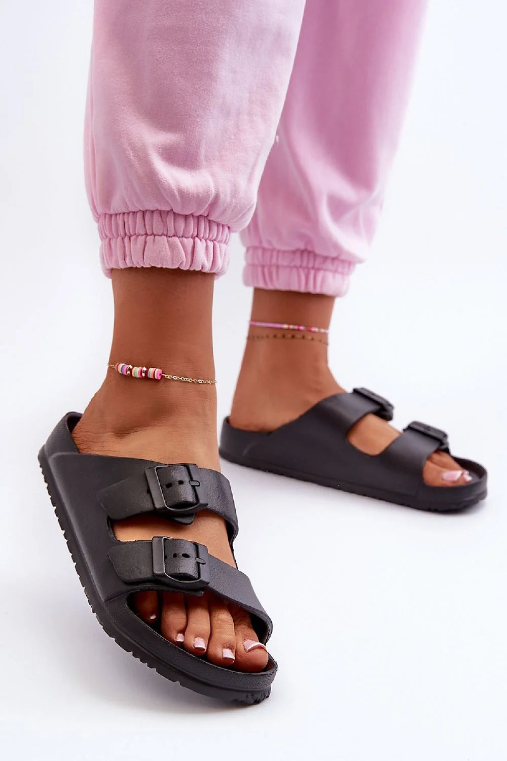 sandales femme mules brides réglables noires synthétique mate bout ouvert semelle anatomique moulée maintien confort boucles métalliques crantée