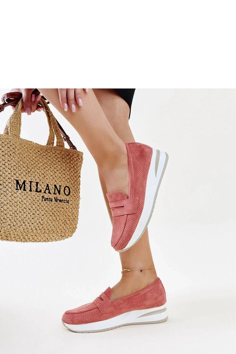 Mocassins femmes design moderne élégant suède compensée rose saumon semelle blanche perforations bout rond