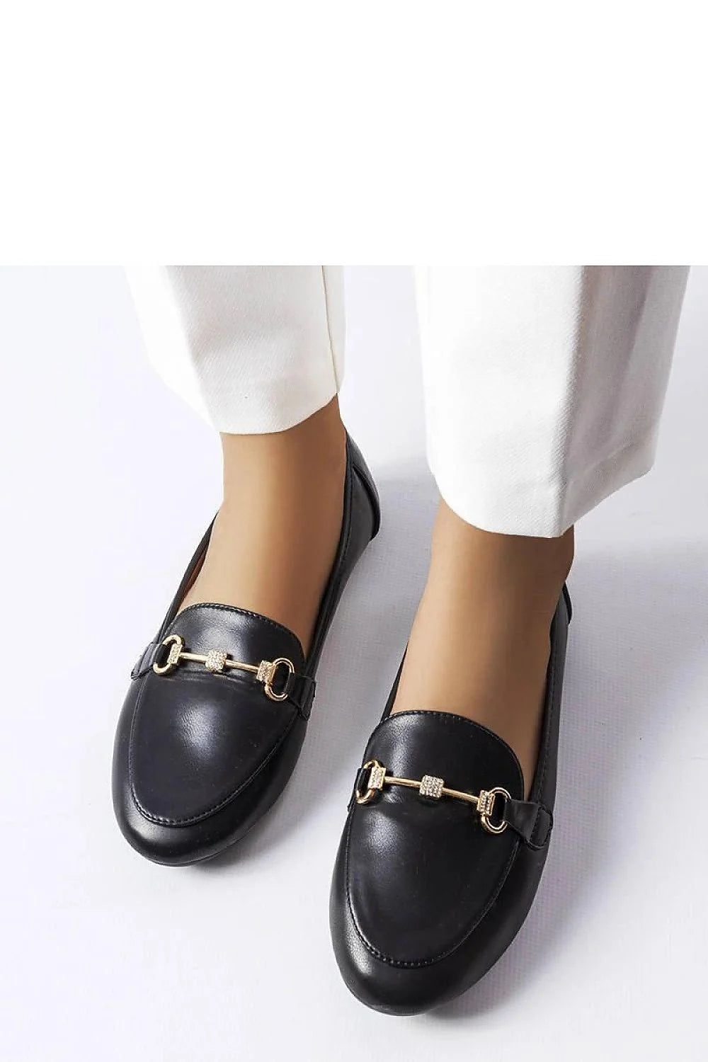 Mocassins pour femmes élégants et intemporels en cuir noir avec détails dorés bout arrondi confortable