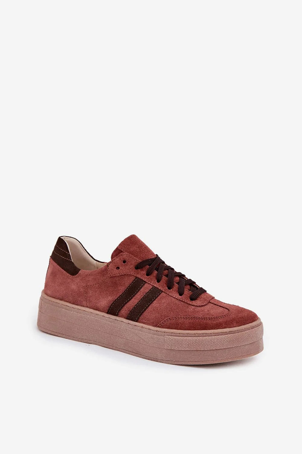 baskets femme suède velours terracotta plateforme épaisse légères bout arrondi lacets noirs bandes contrastées marron foncées rétro polyvalentes