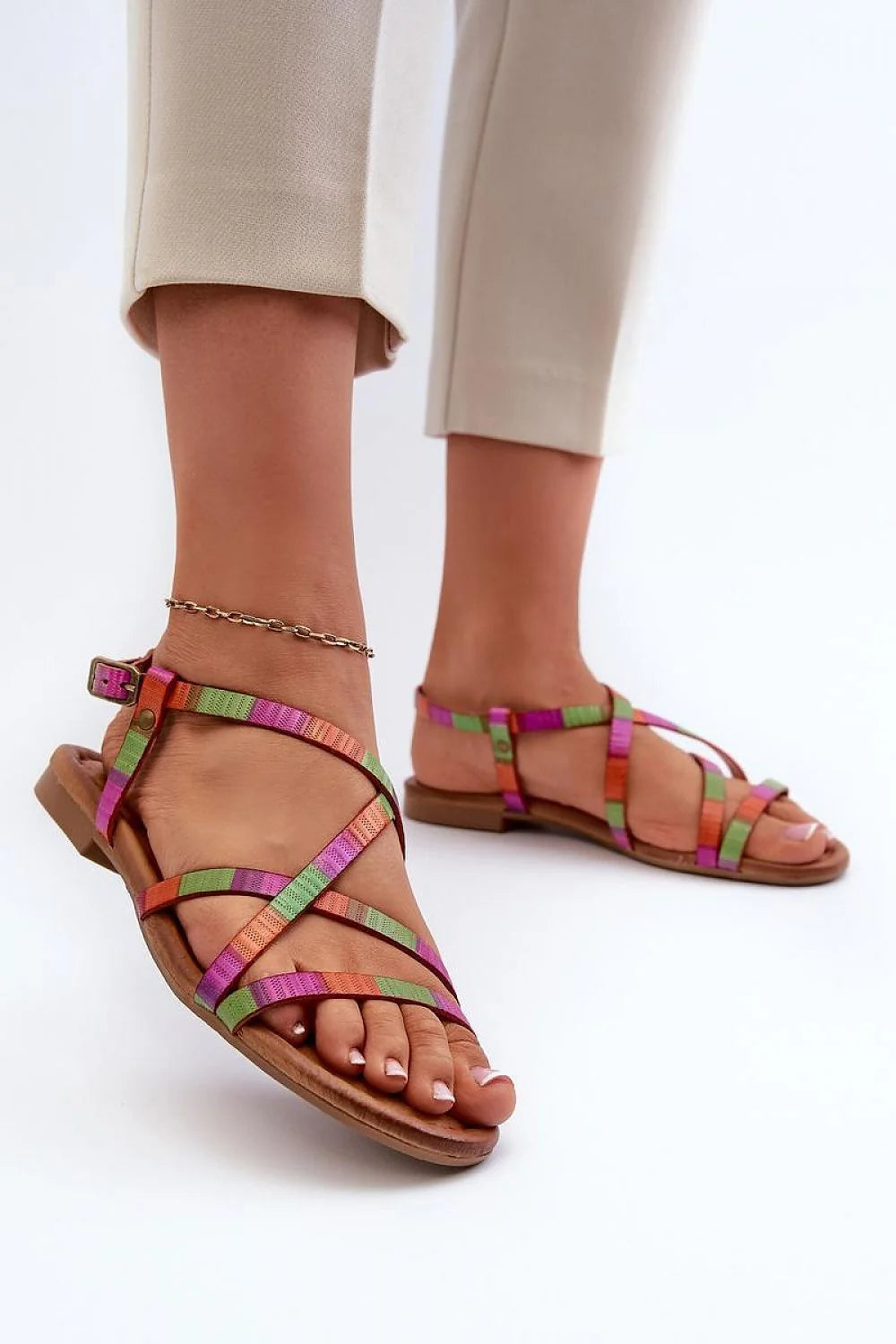 sandales plates cuir naturel multicolore lanières croisées ajustables boucle cheville semelle brun clair confort durable artisanal féminine estivale