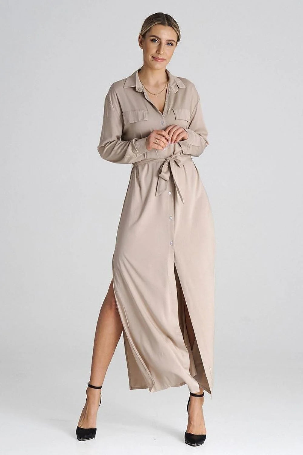 robe chemise longue maxi beige fluide légère polyester manches longues poignets boutonnés ceinture taille fentes latérales col classique ajustée élégante