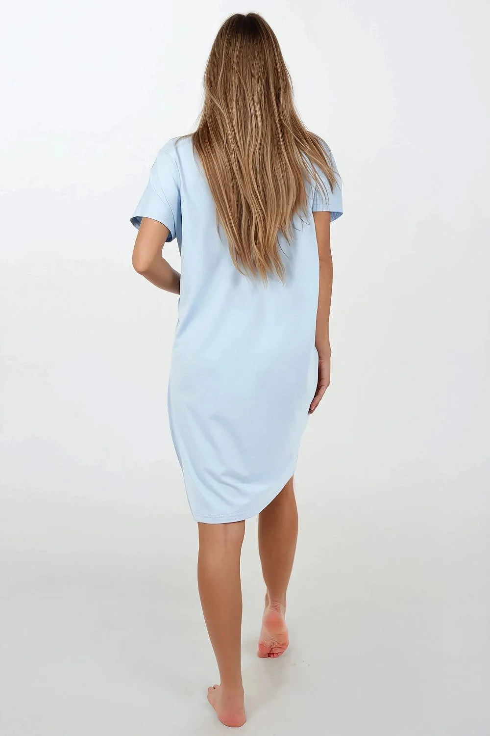 Chemise de nuit confortable pour femme, style décontracté, couleur bleu clair, coupe oversize, manches courtes, col rond, matériau hypoallergénique