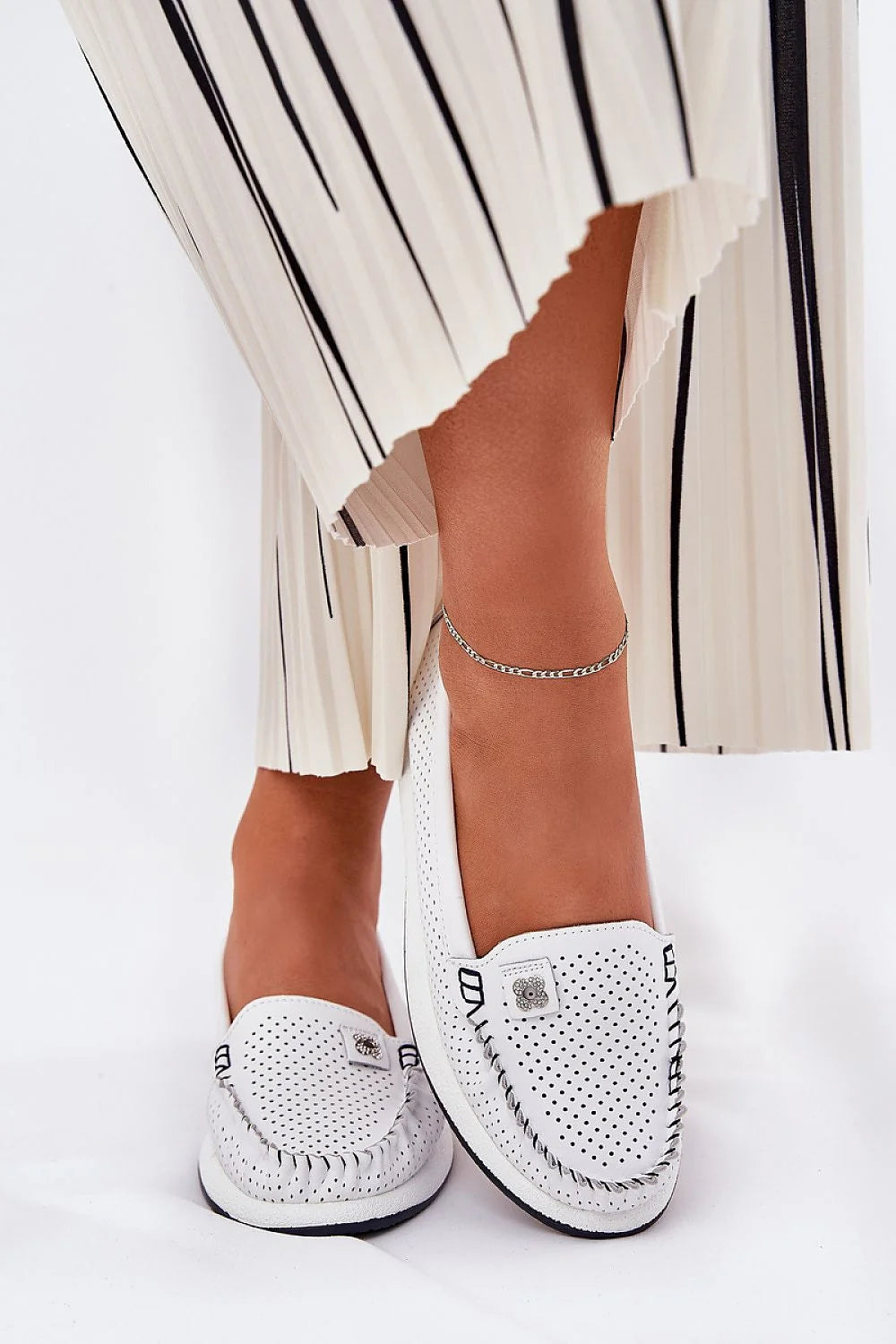 Mocassins pour femmes S.Barski en cuir blanc perforé, style moderne et élégant, confort toute la journée, détails raffinés, occasion quotidienne et semi-formelle