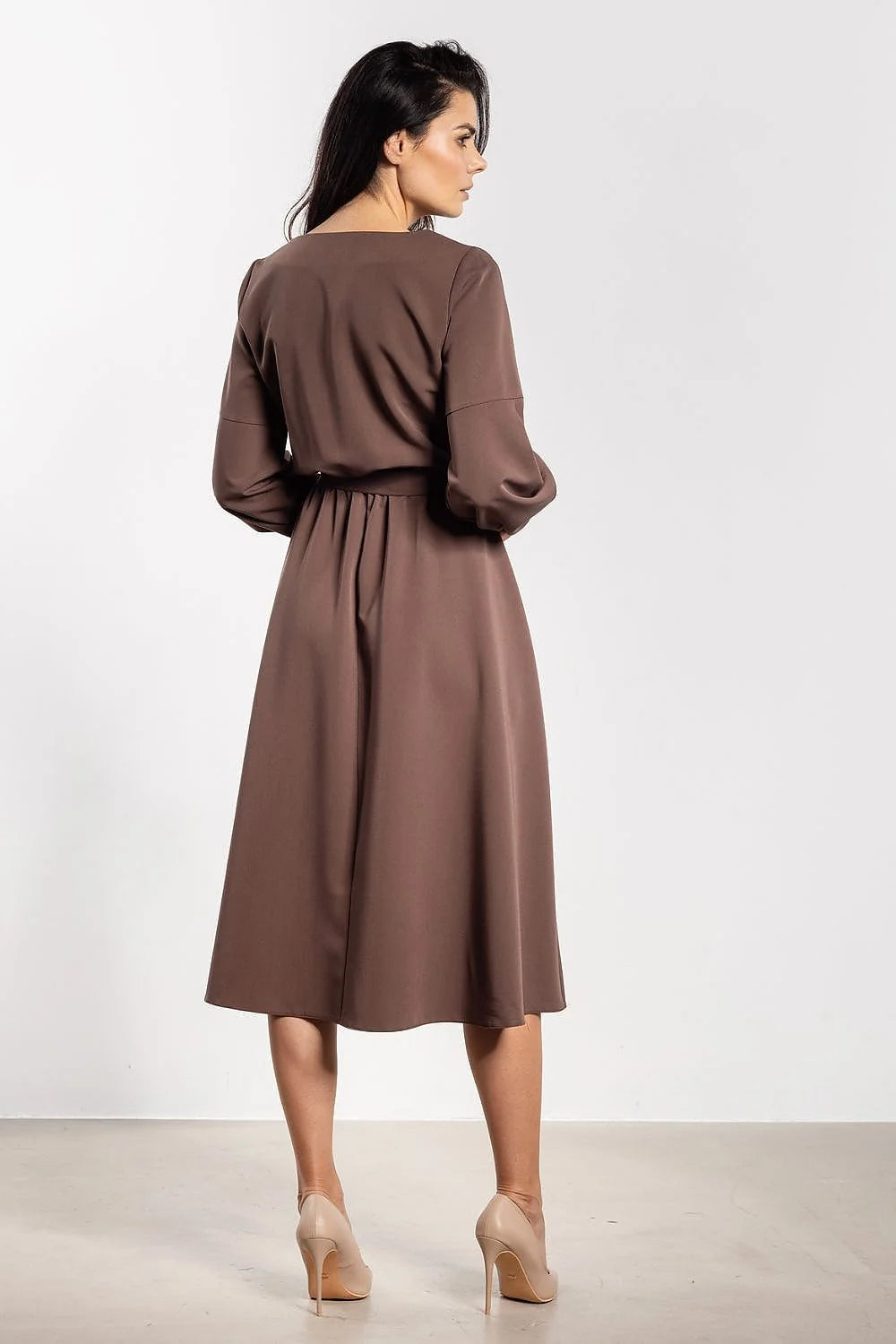 robe midi ceinturée manches bouffantes poignets élastiqués encolure ronde marron chocolat crêpe fluide coupe ample jupe évasée longueur genou élégante
