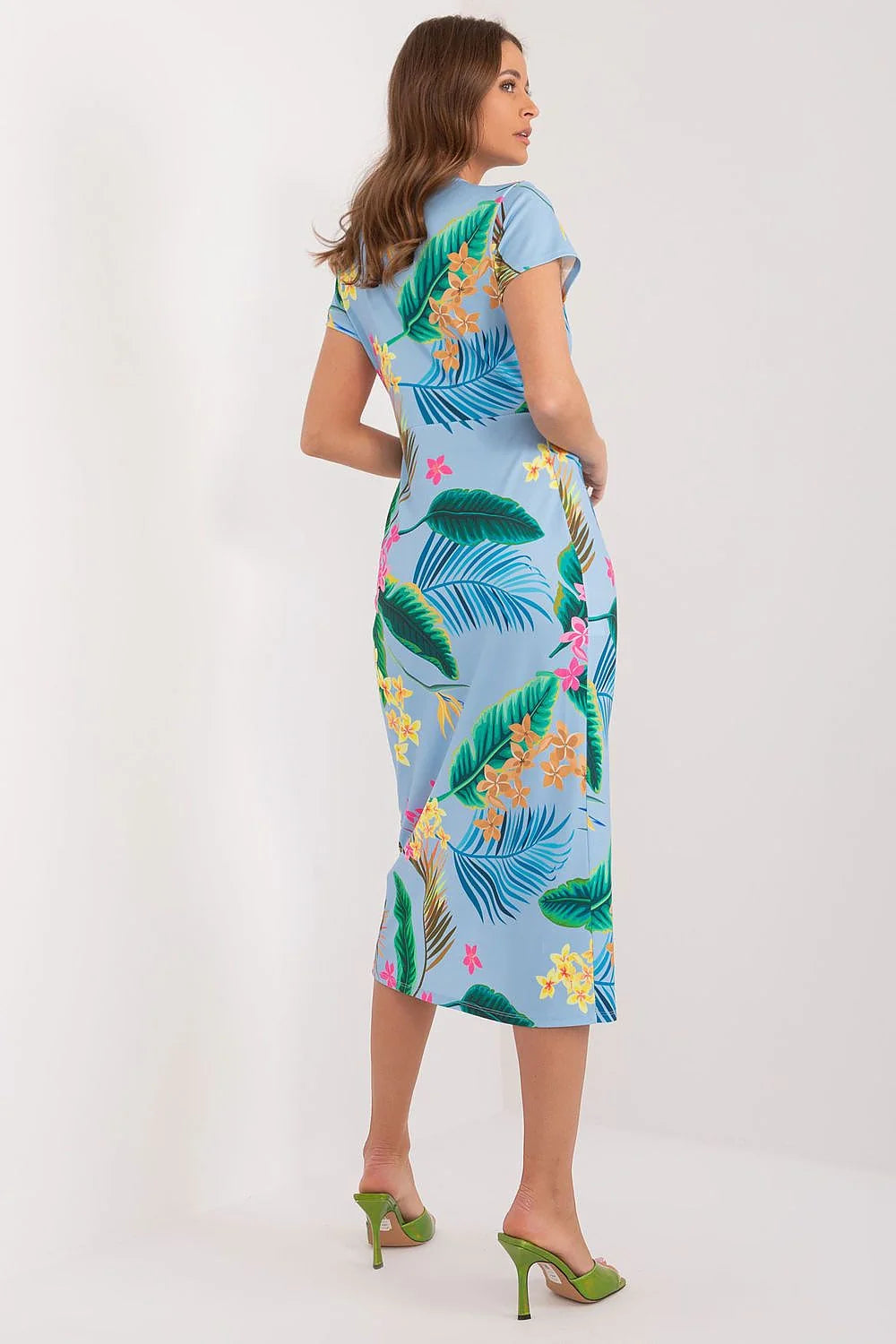 Robe d'été tropical longueur midi manches courtes décolleté en V tissu léger coloré motifs floraux femmes