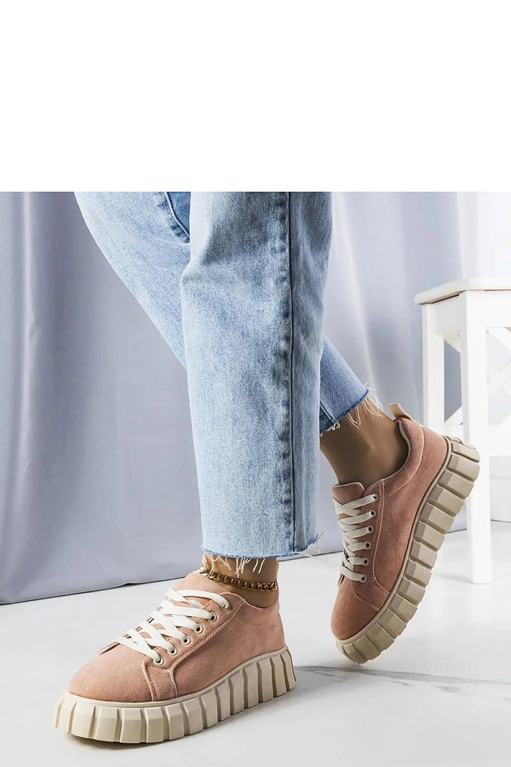 sneakers femme Solea moderne tendance rose poudré suède plateforme épaisse semelle crantée blanche lacets blancs oeillets métalliques col rembourré