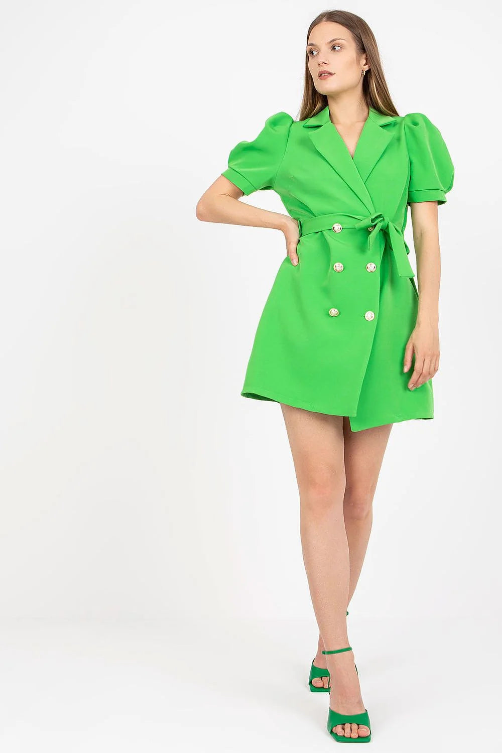 Robe-blazer élégante pour femme en blanc, manches courtes, col à revers, double rangée de boutons dorés, style moderne et intemporel