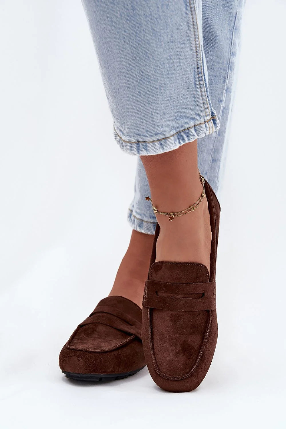 mocassins femme daim marron penny loafer bout arrondi bride décorative surpiqûres visibles slipon plat semelle caoutchouc antidérapante semelleintérieure cuirsynthetique
