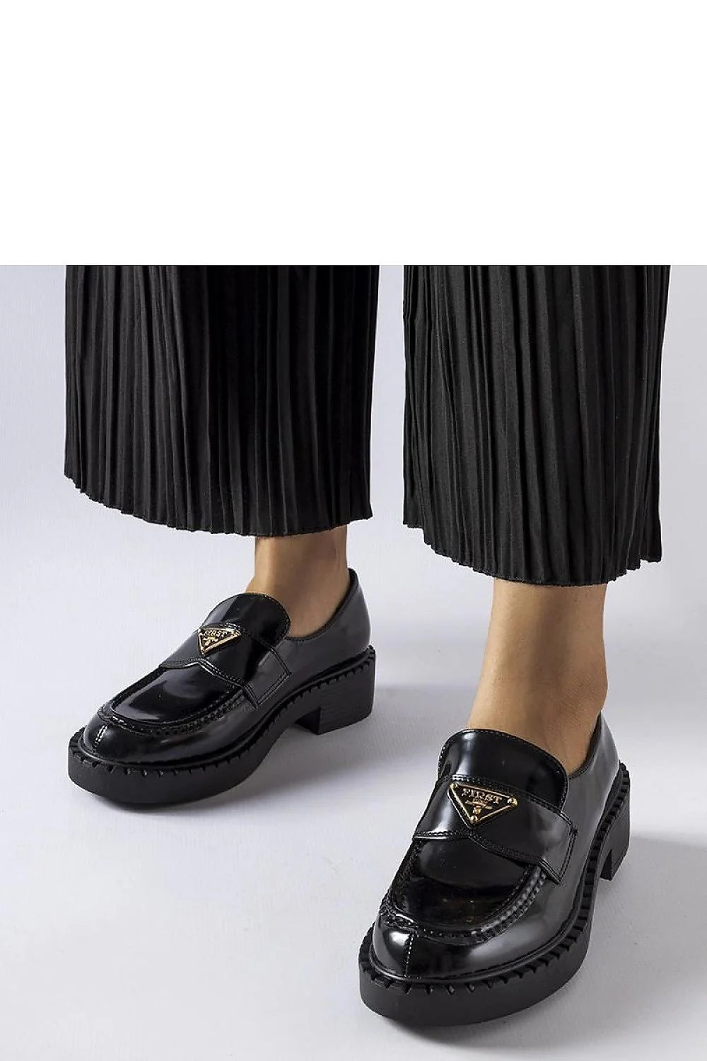 Moccasins femmes cuir verni noir design classique touche moderne confort élégance semelle épaisse talon bloc détails métalliques