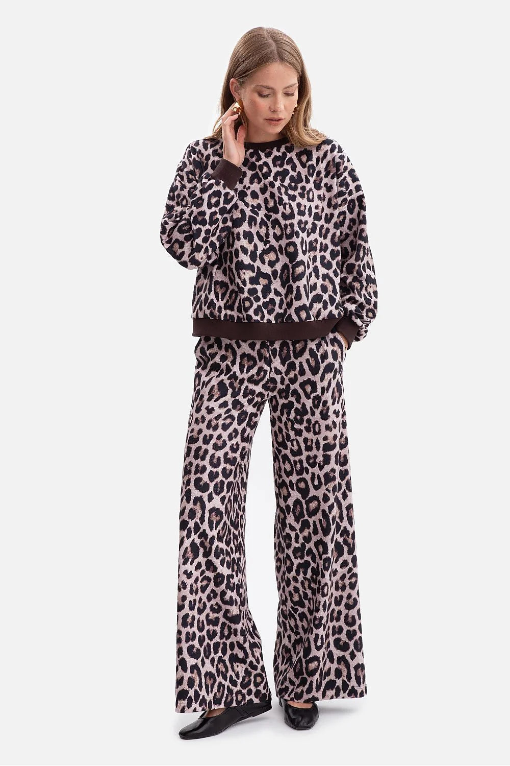 sweatshirt femme oversize ample manches bouffantes col rond maille douce grattée imprimé léopard beige rosé poils fins poignets côtelés hanches