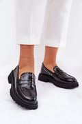 Mocassins élégants pour femmes en cuir verni noir, ornements métalliques, semelle épaisse, style intemporel, confortable, occasionnels, mode, cuir artificiel, design moderne, tige basse, finitions soignées, look sophistiqué, parfait pour tous les jours