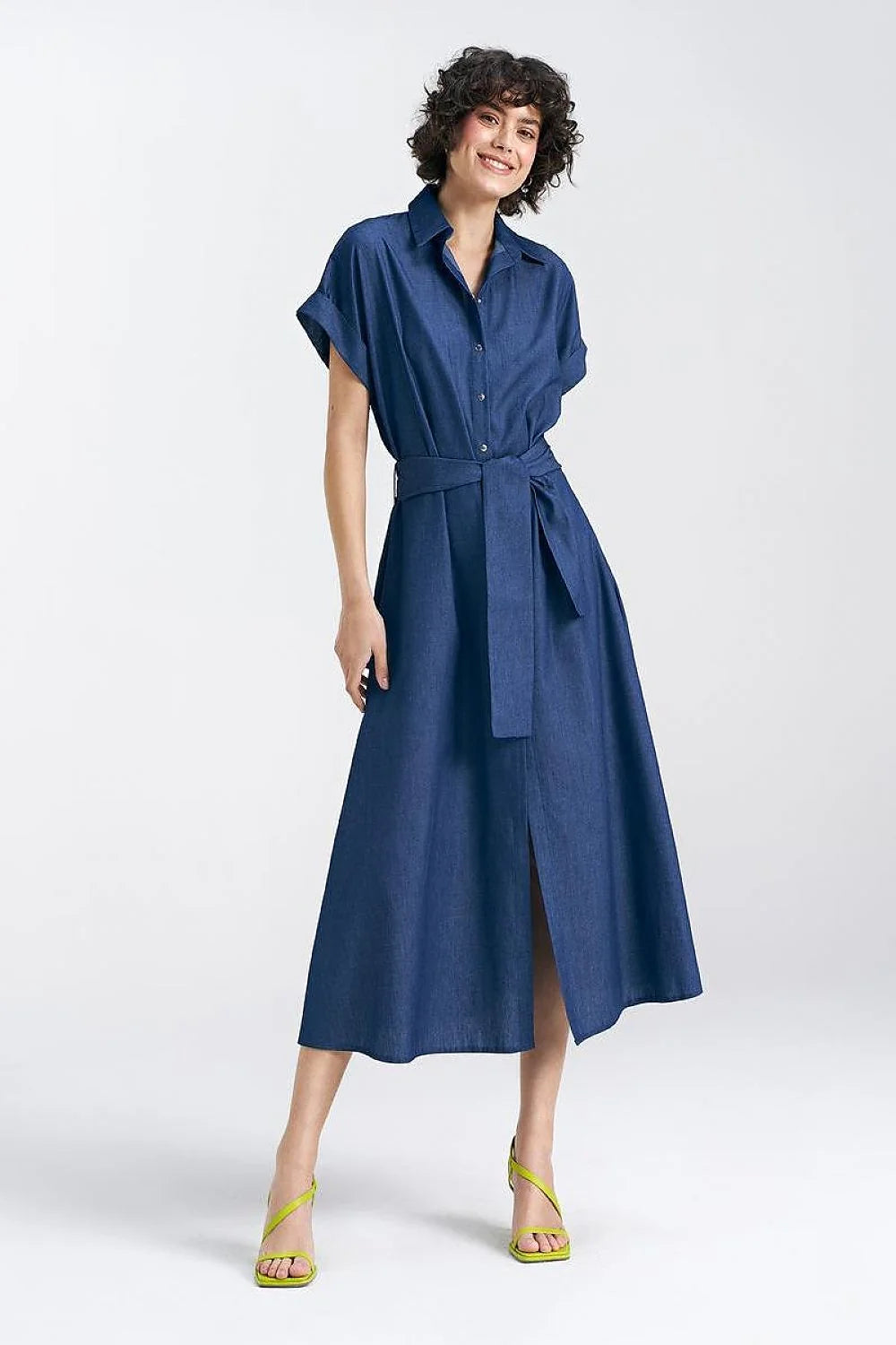 Robe chemise pour femme en denim bleu indigo coupe midi évasée manches courtes col chemise ceinture assortie fermeture boutons fente frontale occasion été